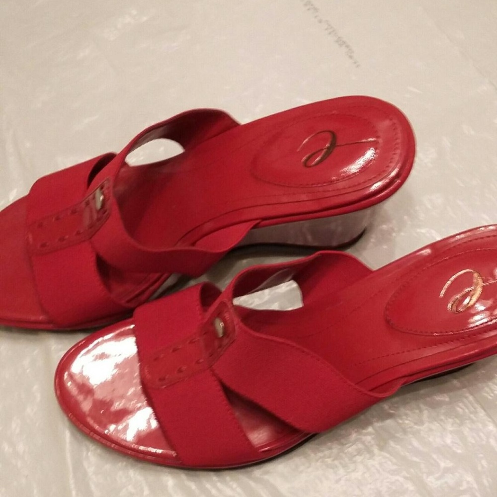 Easy Spirit Red Sandals - Picture 7 of 9